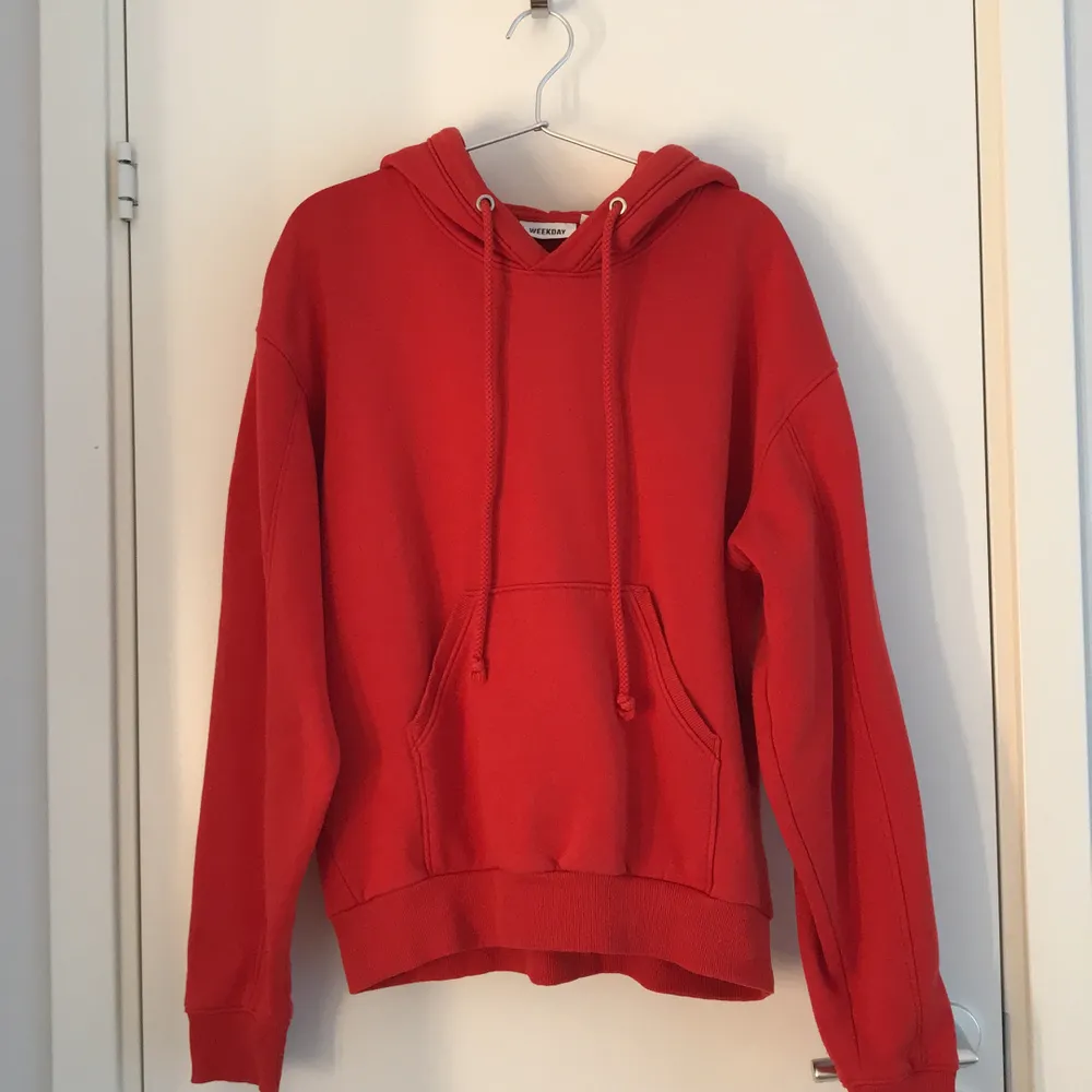En röd hoodie som generellt är i bra skick, dock använt en del och materialet är lite nopprigt. Orginalpris, 300 kr. Frakt ingår inte i priset.. Hoodies.