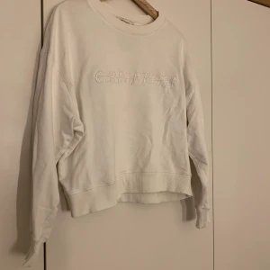 Carin Wester sweatshirt - En riktigt cool vit crewneck tröja från Carin Wester, frakten blir på 50kr och det är budgivning i en vecka ❤️❣️