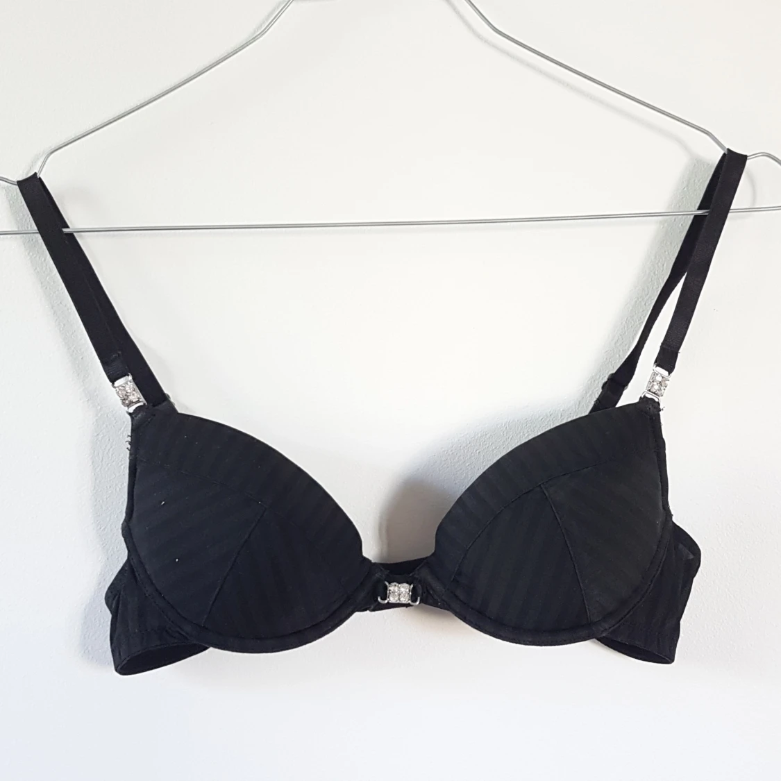 Svartrandig behå m diamantsmycke stl 70A