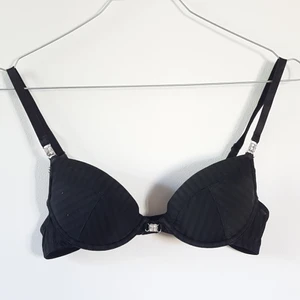 Svartrandig behå m diamantsmycke stl 70A - Elegant svartrandig behå med diamantsmycken mellan brösten & vid axelbanden. Lite pushup. Stl 70A fr H&M. Litet hål i tyget nära ryggspännet. Finns i Malmö, alt skickas mot att köparen betalar frakten. Köper du fler så skickar jag dem tillsammans! ♡🖤♡