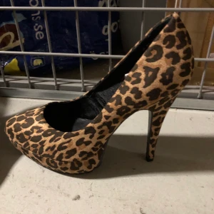 Klackskor leopard - Ny skick; använda bara ett fåtal gånger. 