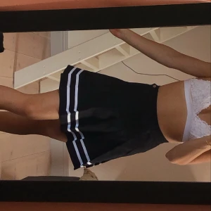 Kjol - Svart ”snurr” kjol ifrån hm