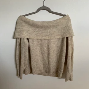 Stickad offshoulder storlek s - En oversized streckad offshouldertröja från hm i en ljusbeige fin färg. Använd ett fåtal ggr då den är lite stor för mig men älskar den annars, jätteskön💗