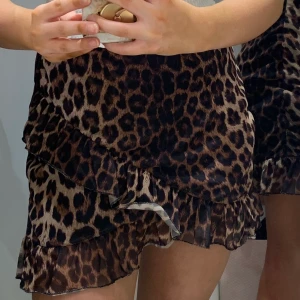 Nelly strl S - Nelly volang kjol leopard slutsåld, storlek S nypris 399 mitt pris 239. Använd ett par gånger men ser ut som nyskick. Säljes pågrund av för liten.