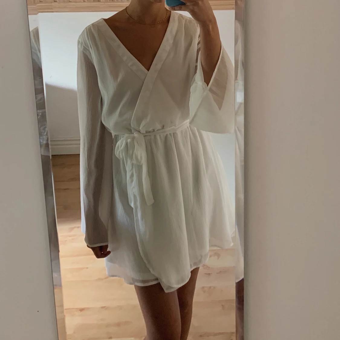 Vit klänning med band i midjan