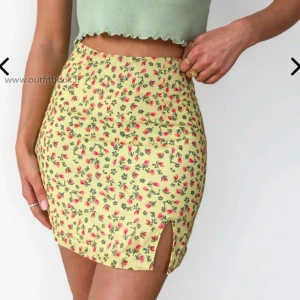 Gul blommig kjol - Köpt här på plick, endast provad och Säljer pågrund av för liten. Köparen står för frakten. 