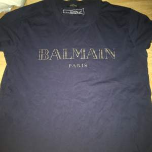 Balmain t shirt storlek M nypris 3000kr