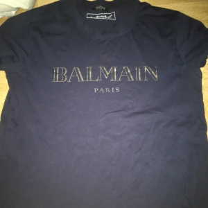 Balmain t shirt M - Balmain t shirt storlek M nypris 3000kr