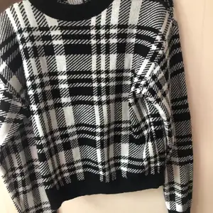 Fin tröja från hm, säljer den pga att jag hittade en annan som är mer i min stil, inga knopprar eller så utan helt som ny!