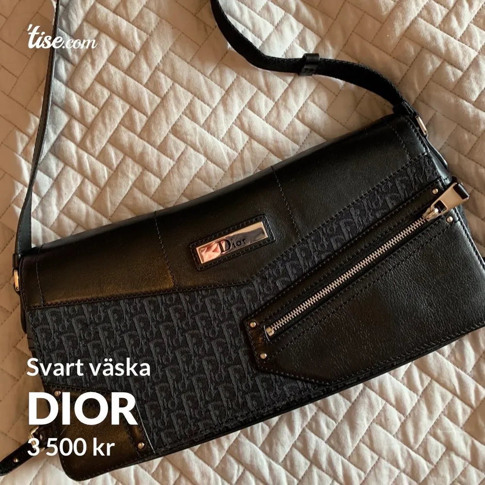 Christian Dior väska vintage, självklart äkta, köpt på Vestiaire Collective som verifierar äkthet.  Perfekt väska. Lite större än de trendiga väskorna från 90 talet, och du får därför plats med lite mer än ett läppstift och telefon!   Mått: 30x15x9 cm . Väskor.
