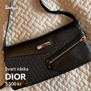 Christian Dior väska vintage, självklart äkta, köpt på Vestiaire Collective som verifierar äkthet.  Perfekt väska. Lite större än de trendiga väskorna från 90 talet, och du får därför plats med lite mer än ett läppstift och telefon!   Mått: 30x15x9 cm 