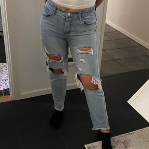 Snygga jeans - Skitsnygga jeans från Shein! Säljer då de är för små, köpte M men sitter mer som S! Kan mötas i Uppsala annars står köparn för frakt💖💖