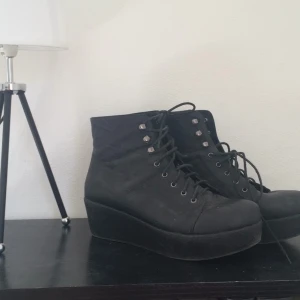  - Platåskor med snörning från Sixtyseven. Storlek 41. Endast använda någon gång.