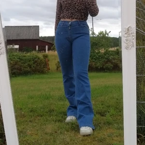 Vintage bootcut jeans - bootcut jeans med lite röda sömmar här och var. Säljes då det är aningen för långa för mig💕 Skriv privat för fler bilder. Pris kan diskuteras. 