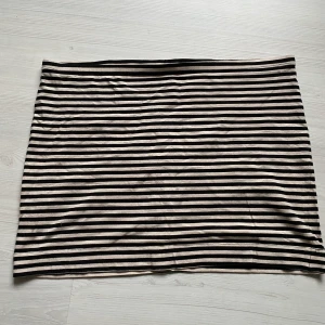 Randig kjol - Kort tight randig kjol från H&M:) Frakt: 22kr (brev)