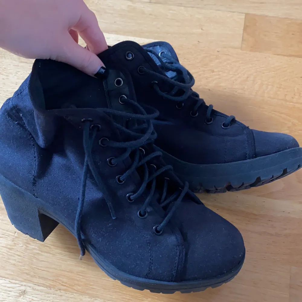 Säljer dessa as snygga klackskorna med snörning fram bara för att dem har blivit för små :/, den vänstra skon är lite lite sliten längst fram men absolut inget som märks, köpta på din sko, klacken är ca 8cm hög. Skor.