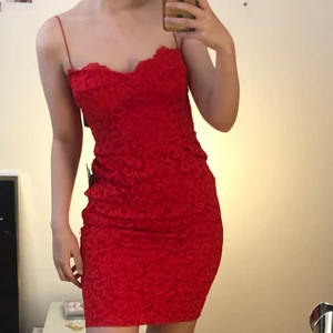 röd festklänning - supersnygg klänning jag köpte till balen men blev aldrig använd. lapp är kvar och allt:) den är från nelly och är storlek S