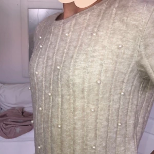 En fin tröja från zara - En fin tröja från zara med pärlor på. Storlek s men sitter som en xs. Nyfris: 150kr mittpris:60+ frakt 