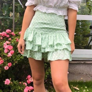 Somrig kjol - Säljer den här jättesöta kjolen från Zara! Nästan aldrig använd. Nypris 399kr men säljer för 150kr! Köparen står för frakten :)