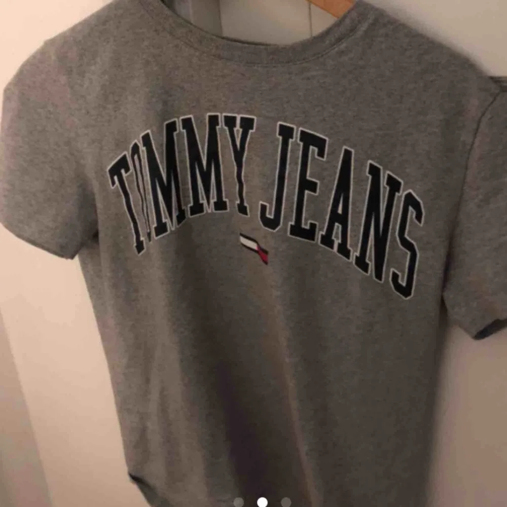 Oanvänd Tommy hilfiger tröja som är köpt på zalando för 499 kr. Jag säljer den för 180kr. Köparen står för frakt ❤️. Skjortor.