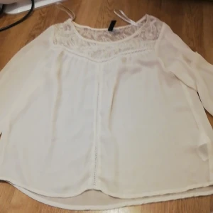 Vit blus  - En vit blus från H&M storlek 34 