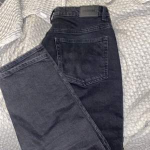 Mörkgrå/svarta Mom-jeans från Weekday. Modell: Lash. Använda fåtal gånger så i fint skick! Säljer för att jag inte använder dom så mycket som jag borde och tycker någon annan borde få njuta av dom! Köparen står för frakten, priset går att diskutera :))