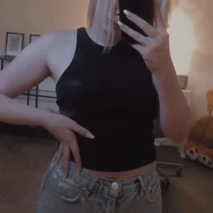 Svart linne  - Säljer ett svart linne från Gina Tricot, köptes för 99kr, oanvänt och köparen står för frakten 