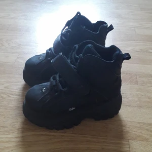 Skor - Nya buffalo skor endast provade.