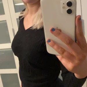 Stickad vringad tröja - Stickad v ringad tröja från bikbok med lite ribbat matreal. Super skön och snygg, säljer då den är lite kort för mig i armarna🦋🦋