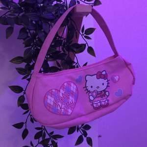 jättesöt Hello Kitty väska! skriv om ni vill ha måtten på väskan så fixar jag💕
