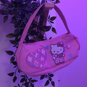Väska - jättesöt Hello Kitty väska! skriv om ni vill ha måtten på väskan så fixar jag💕