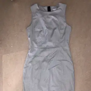 Very good condition !!! (5 out of 5) I wore them just once to the wedding. Details on the dress are very nice and unique.