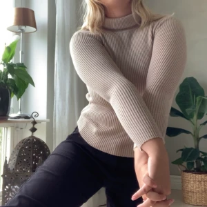 Tajt polotröja - En snygg polotröja med långa ärmar som är jätte mysig och favorit plagget nu till hösten! Som ni ser har jag lite större byst och därför känner   att den inte sitter som den brukade längre. På en liten mindre människa tror jag den skulle va skit snygg! 