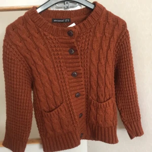 Atmosphere vintage cardigan  - En vintage cardigan SPLITTERNY, dock för liten på mig men supersöt och skulle passa bättre på någon annan (originalpris 250kr) bud ligger på 150kr, köparen står för frakt!!💓