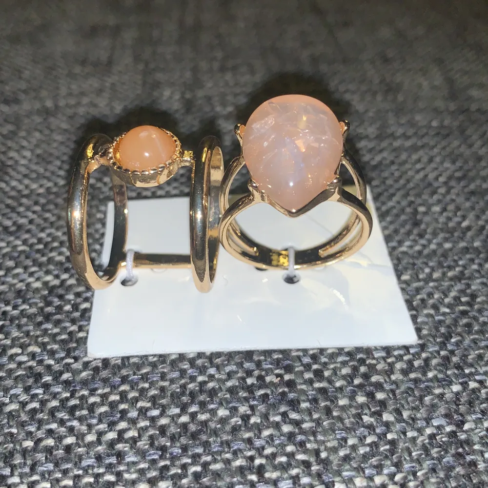 Två par guldiga jätte fina ringar med stenar på 15 st eller 30kr för båda_ frakt tillkommer 🤍🧸. Accessoarer.