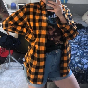 Flabbenskjorta, str S - Snygg flanellskjorta, str S. Använd 1 gång. Köparen står för frakten, kan mötas i Malmö eller Lund 💗