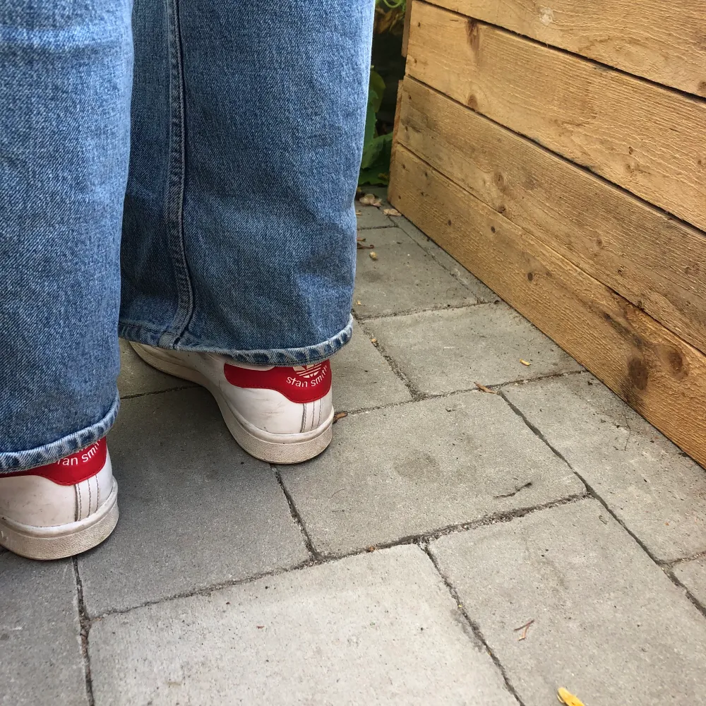 Röda populära stansmith skor!! Använda få gånger då dom är för små för mig. Super bra, basic och snygga sneakers som passar till allt! Frakt tillkommer ❤️. Skor.