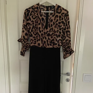 Jumpsuit - En fin jumpsuit som aldrig är använd, den är från nelly.com och tyvärr för liten för mig. Storlek: 36/S