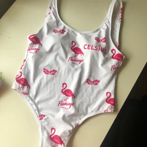 Baddräkt celsius  - Superfin baddräkt från celsius💖 Ska vara i storlek L men skulle säga att det är en M. Köpt här på Plick och aldrig använd, den var tyvärr lite liten för mig. 🥺 Köparen står för frakt💌