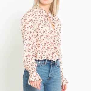 Blommig blus - Blommig blus ifrån Lager 157. Jättefin, aldrig använd & hyfsat ny. Aldrig fått användning för den så den har bara hängt i garderoben med superfin. Lånade bilder men egna kan fixas vid intresse☺️