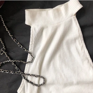 Ribbad turtlenecktopp från BikBok - Säljer denna vita turtlenecktopp från Bik Bok. Så fin nu till sommaren och hösten. Storlek XS men passar XXS-S🤍🤍priset som står är exklusive frakt!!