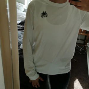 Tröja - Vit tröja ifrån Kappa i unisex modell. Jätteskönt tröja. 