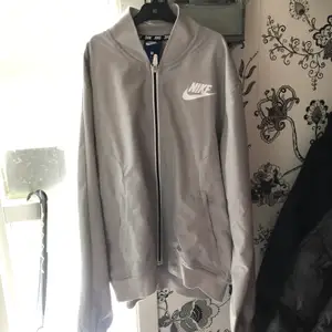 Tunn Bomber jacka ifrån Nike strl S