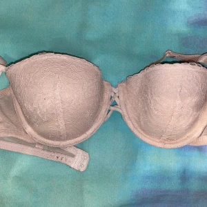 Beige BH - BH i bra skick, säljs pga storleken inte passar längre! Skickar fler bilder ifall det önskas! Köparen står för frakt :)