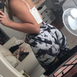 Träningtights - Träningstights som sitter som en smäck över höften och rumpan. Fint skick då jag fått två likadana! Nypris 400kr 