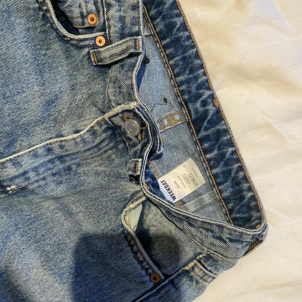 Weekday jeans i nyskick i modellen ACE. Storlek 24/32 vilket motsvarar ungefär XS. Säljer då jag tyvärr inte får användning av dom! 💕💕. Jeans & Byxor.