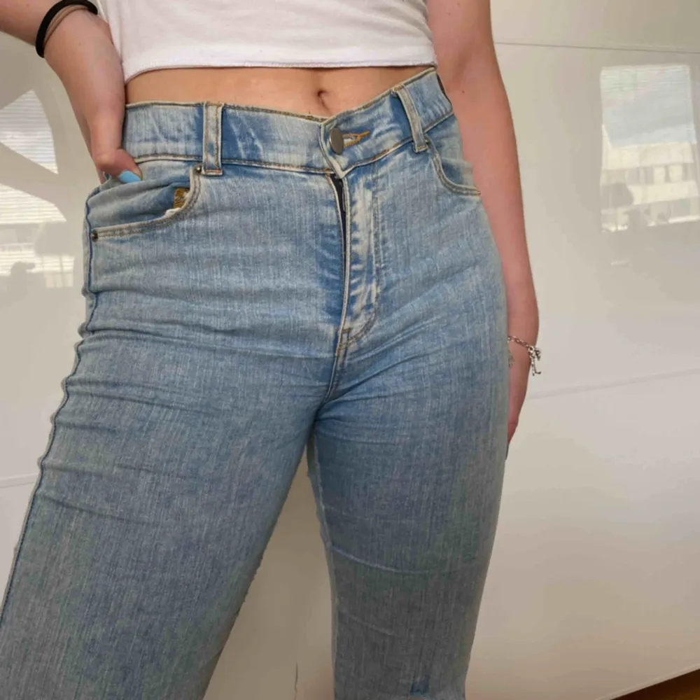 Väldigt fina dr.denim jeans från SALT. Hålen är egen gjorda och dom sitter super bra! ❣️. Jeans & Byxor.