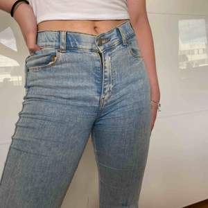Väldigt fina dr.denim jeans från SALT. Hålen är egen gjorda och dom sitter super bra! ❣️