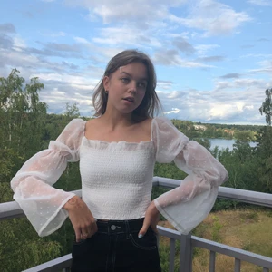 topp från boohoo - superfin topp med armar in tyll som endast är använd 1 gång då det inte riktigt är min stil! köparen står för frakt🥰