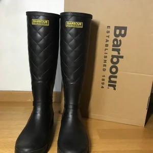 Barbour gummistövlar  - Gummistövlar från Barbour. Använda ett fåtal gånger men ser helt nya ut. Storlek 40 men passar storlek 39 (min storlek). Kartong medföljer. Kan mötas i hela Stockholmsområdet